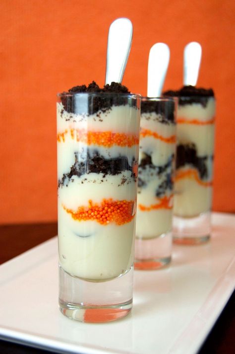 Vanilla pudding with orange sprinkles and Oreos. Could do this for other holidays too! Halloween Parfait, Halloween Punch, Halloween Fruit, Crushed Oreos, Sweet Party, Halloween Dinner, Halloween Goodies, Halloween Cupcakes, Vanilla Pudding