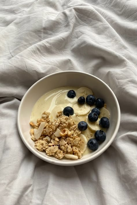 Girl Breakfast, Delicious Smoothie Recipes, Yoghurt Bowl, Aesthetic Breakfast, Clean Girl Aesthetic, Healthy Lifestyle Food, Healthy Food Motivation, Food Inspo, Signature Look