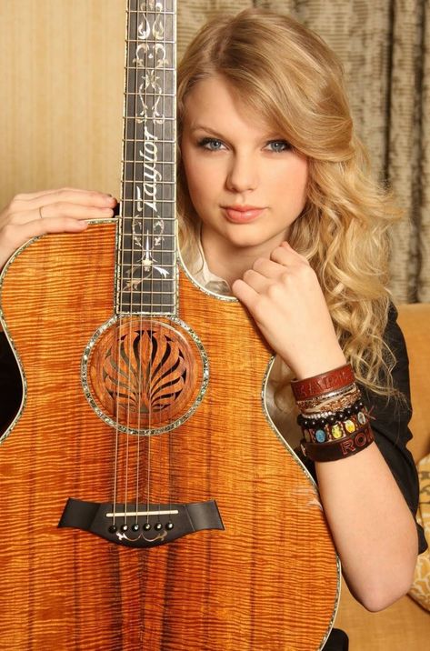 Teardrops On My Guitar, Taylor Swift Country, Taylor Swift Guitar, Young Taylor Swift, Taylor Swift Photoshoot, Country Music Hall Of Fame, Photos Of Taylor Swift, Taylor Guitars, Taylor Guitar