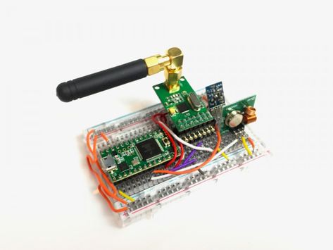 Samy Kamkar's RollJam Device Spy Stuff, Diy Arduino, Hacking Tools, Electrical Circuit, Electronics Hacks, Electronic Projects, Home Security Tips, Diy Tech, Diy Gadgets