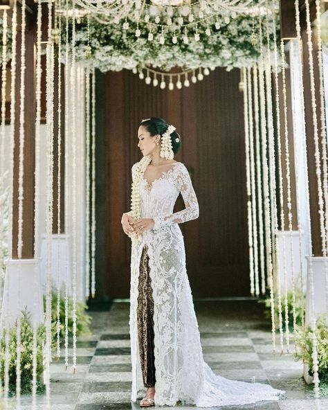 kebaya ayunda Batik Wedding Dress, Kebaya Nikah Modern, Indonesian Wedding Dress, Chinese Bridal Dress, Wedding Kebaya, Pengantin Modern, Muslim Wedding Gown, Javanese Wedding, Baju Kahwin