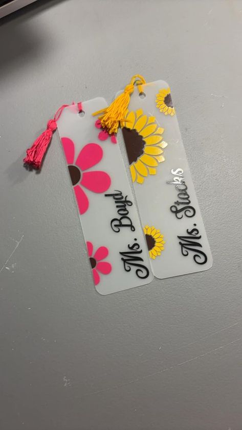 Bookmark Cricut Ideas, Crafts For Beginners, Chain Ideas, Cricket Ideas, Bookmark Ideas, Cricut Explore Projects, Bookmarks Kids, Cheap Crafts, Diy Bookmarks