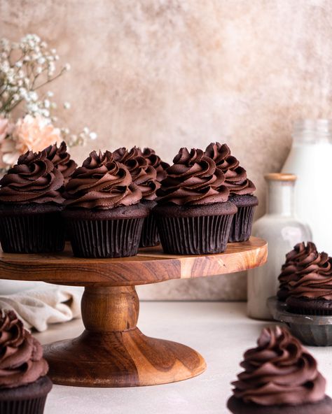 Chocolate Cupcake With Chocolate Icing, Chocolate Cupcakes Photography, Brownie Batter Cupcakes, Chocolate Fall Cupcakes, Baked Goods Pictures, Cupcake Food Photography, Cupcake Photography Ideas, Cupcake Toppings Decoration, Baked Goods Photography