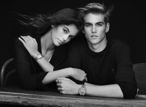 Family Portrait Photography Poses, Kaia And Presley Gerber, Presley Gerber, Studio Family Portraits, Fashion Fotografie, Shooting Studio, Sibling Poses, Family Picture Poses, Peter Lindbergh