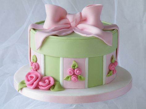 Hat Box Cake - by CakeHeaven @ CakesDecor.com - cake decorating website Hat Box Cake, Box Cakes, Present Cake, Gift Box Cakes, Green Cake, Mothers Day Cake, Elegant Cakes, Novelty Cakes, Gorgeous Cakes