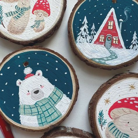 Cute Christmas Ornaments Diy Kids, Painting On Wood Christmas, Painting Wooden Ornaments Christmas, Wood Slice Bear, Cute Homemade Christmas Ornaments, Painting On Christmas Ornaments, Wooden Orderments, Wooden Slice Ornaments Diy, Cute Ornament Painting Ideas