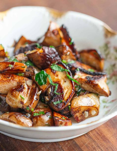 Italian-Style Porcini Mushrooms (Fungi Trifolati) Porcini Recipes, Porcini Mushroom Recipes, Wild Mushroom Recipes, Mushroom Side Dishes, Porcini Mushroom, Chicken Of The Woods, Event Menu, Italian Recipe, Porcini Mushrooms