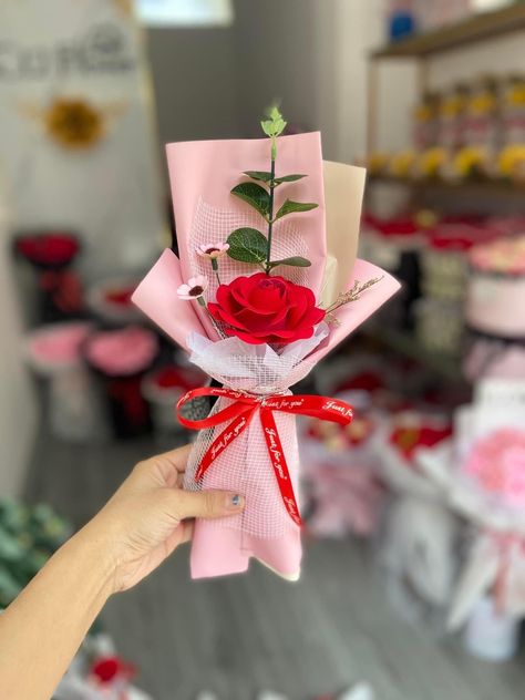 🥰Detalle para el día de la Mujer ¿Que esperas para Sorprender con nosotros? Simple Single Flower Bouquet, Single Rose Flower Bouquet, Single Bouquet, Single Flower Bouquet, Ribbon Flowers Bouquet, Diy Bouquet Wrap, Bouquet Tutorial, Bouquet Box, Creative Money Gifts