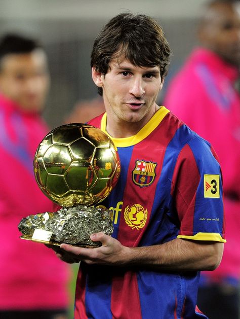 Messi with ballon d or for Barcelona! #messi #barcelona #ballon d or Messi 2010, Young Messi, Cr7 Vs Messi, Lio Messi, Cute Football Players, Lionel Messi Wallpapers, Barcelona Players, Lionel Andrés Messi, Leonel Messi