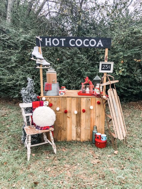 Christmas Mini Sessions Outdoor, Hot Cocoa Bar Christmas, Cocoa Stand, Stand Photography, Christmas Mini Shoot, Hot Cocoa Stand, Hot Cocoa Party, Christmas Booth, Diy Hot Chocolate