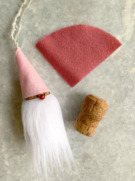 Gnome Wine Cork Ornaments, Gnomes Made From Wine Corks, Wine Cork Gnomes Diy, Wine Cork Santa Hat, Wine Cork Gnomes, Cork Gnomes, Diy Gnome Ornaments, Wine Cork Wreath, Cork Wreath