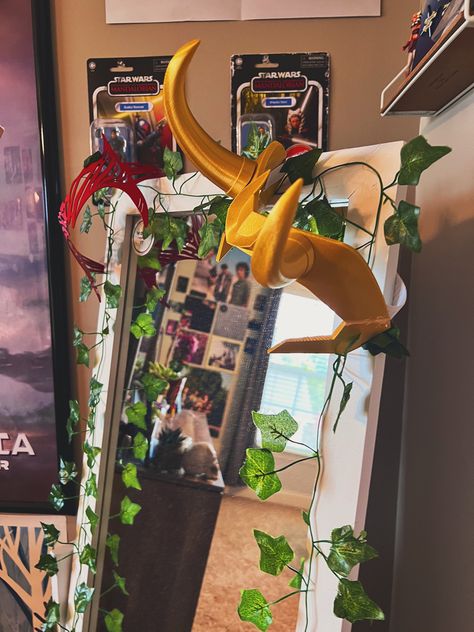 #room #roomdecoration #roominspiration #roomtour #guitar #bedroom #bedroomideas #decor #decoration #plants #marvel #mcu #starwars #disney #strangerthings #loki #wandamaximoff #scarletwitch Girly Marvel Bedroom, Loki Decor, Marvel Aesthetic Room, Loki Bedroom, Marvel Bedroom, Guitar Bedroom, Marvel Room, Decoration Plants, Tapestry Room