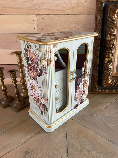 Jewelry Box Painted, Shabby Chic Jewellery Box, Shabby Chic Jewelry, Painted Jewelry Boxes, Painted Boxes, Old Jewelry, Box Ideas, Jewelry Boxes, Crafty Ideas