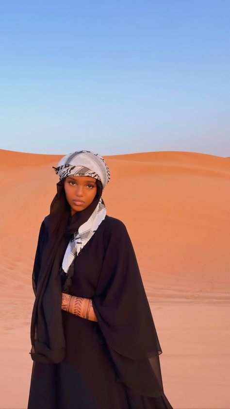 Hijabi Desert Outfit, Desert Outfits Women Travel, Safari Desert Outfit Women, Desert Outfit Ideas Dubai Hijab, Desert Core Fashion, Dessert Safari Outfit, Desert Safari Outfit Dubai Women, Egypt Dessert, Dessert Safari Dubai Outfit