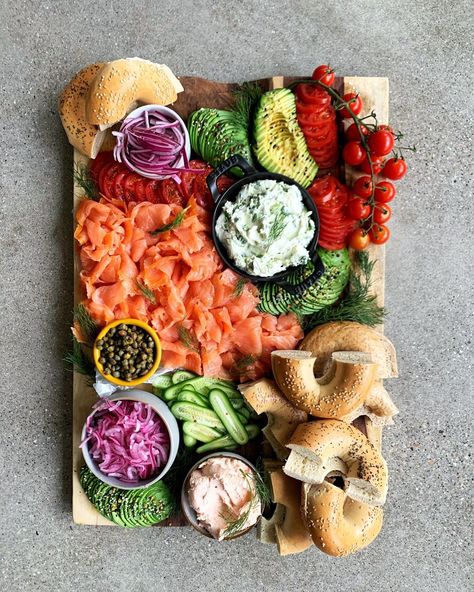 Bagel Breakfast Board, Lox Breakfast, Fancy Cheese Board, Antipasto Platters, Lox Recipe, Breakfast Brunch Party, Breakfast Picnic, Greek Breakfast, Snack Boards