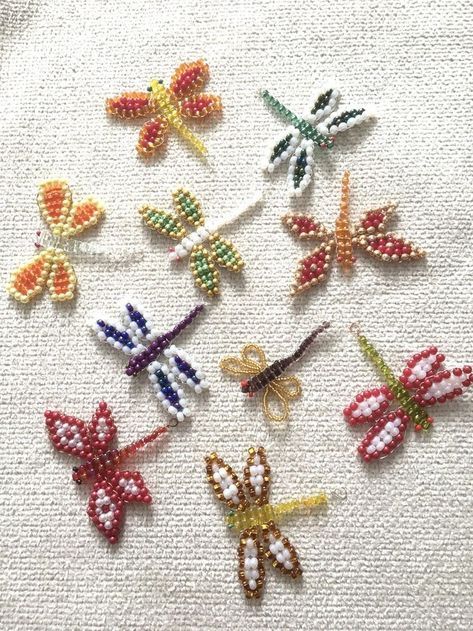 Cool Beading Ideas, Seed Beads Crafts, Dragonfly Bead Pattern, Cute Bead Embroidery, Embroidered Beads On Clothes, Small Bead Crafts, Beaded Things To Make, Simple Beading Patterns, Simple Beaded Embroidery