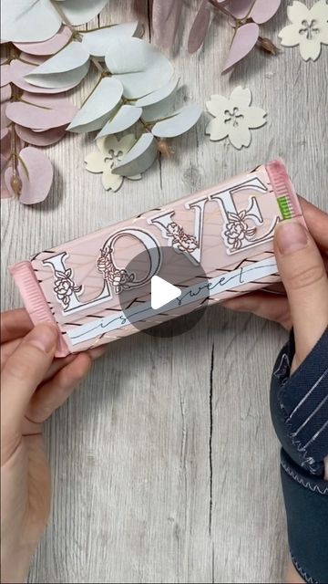 Katharina Tarta on Instagram: "I just think chocolate bar wrappers spruce up any chocolate bar. They don’t take much time to make, but they make a small chocolate favour so much more meaningful. 😊💗 Anyway, hope you like this quick and easy favour idea 😊🌸 Have a great weekend! 😊 #diyweddingideas #papercrafting" Chocolate Wrapper Craft, Easy Favors, Chocolate Bar Wrapping, Chocolate Wrapping, Chocolate Favors, Chocolate Bar Wrappers, Chocolate Wrappers, Diy Bar, Have A Great Weekend