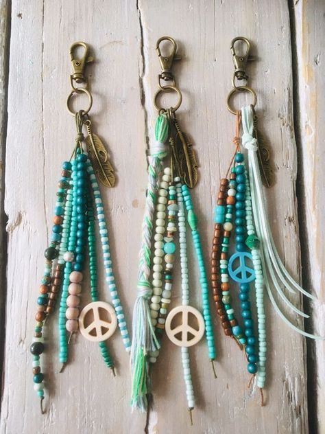 Western Car Charms Rear View Mirror, Beaded Keyrings Ideas, Purse Charms Ideas, Diy Zipper Pulls, Handmade Keychains Diy, Keyrings Diy, Key Rings Diy, Tassen Hanger, Keyring Ideas