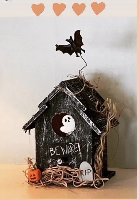 Halloween Painted Houses, Haunted Birdhouse Halloween, Halloween Birdhouses Diy, Halloween Wooden House, Fall Birdhouse Ideas, Halloween Birdhouses Ideas, Haunted Birdhouse, Halloween Birdhouse, Casa Halloween