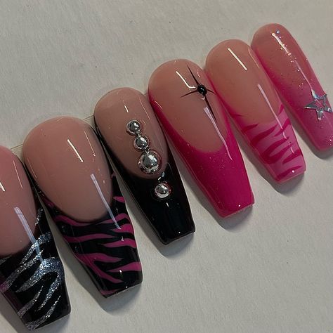 Pink Black French Nails, Tokio Hotel Acrylic Nails, Gothic Barbie Nails, Scene Nails Acrylic, Dark Pink And Black Nails, Y2k Mcbling Nails, Clawdeen Wolf Nails, Monster High Nails Acrylic, Mall Goth Nails