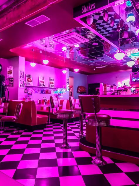 Diner Aesthetic, Aesthetic Restaurant, Restaurant Pictures, Nightclub Design, Vintage Diner, Retro Diner, Aesthetic Light, 80s Aesthetic, Vaporwave Aesthetic