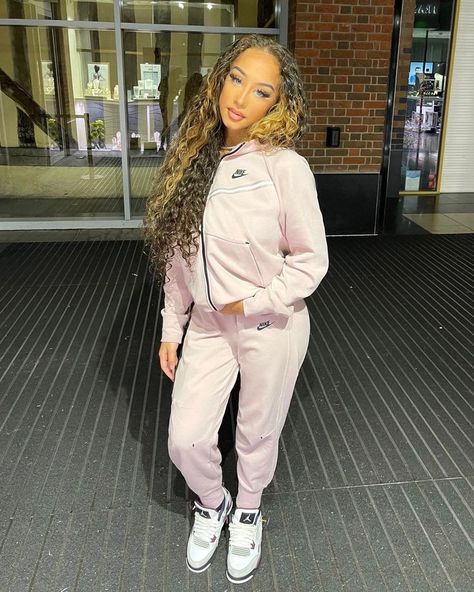 Pink Tech Fleece Outfit, Nike Tech Fleece Women’s, Pink Nike Tech Fleece, Pink Nike Tech Outfit, Nike Tech Pink, Girls Nike Tech, Nike Tracksuit Outfit Women, Pink Tech Fleece, Nike Tech Fleece Women