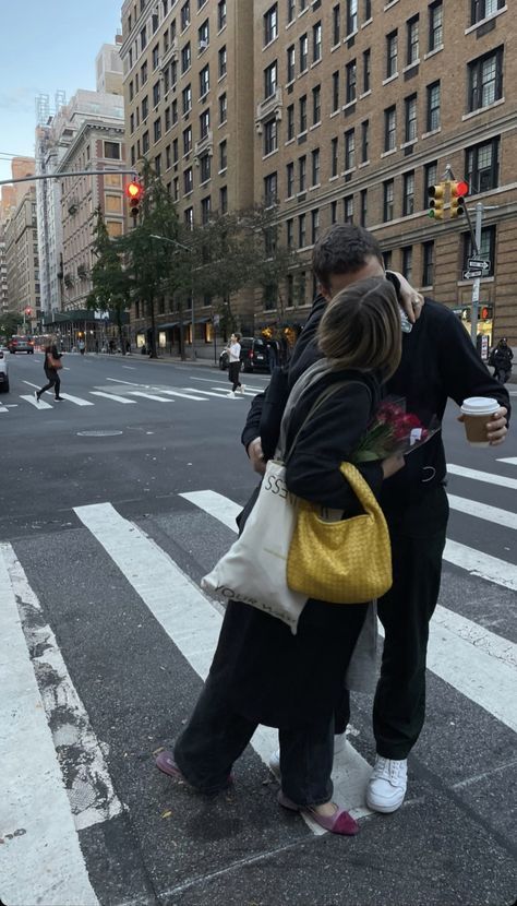 Family In New York Aesthetic, Couples In New York Aesthetic, Romance In New York City, Nyc Christmas Couple, Nyc With Boyfriend, Couple In New York Aesthetic, Living In New York City Aesthetic, Nyc Romance, New York Boyfriend