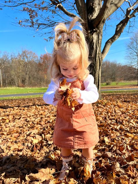 Toddler girl thanksgiving outfit jumper orange boots gold Toddler Girl Fall Photoshooting Ideas, Toddler Girl Fall Outfit Ideas, Todlers Pictures Outfits, Toddler Fall Photos, Toddler Girls Fall Outfits, Fall Outfits For Baby Girl, Toddler Girl Fall Fashion, Toddler Picture Day Outfit, Fall Pictures Toddler