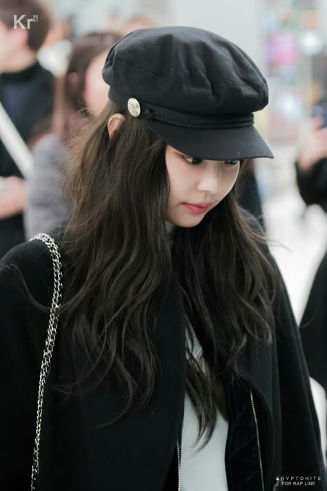 I have this exact hat Beret Cap Outfit, Berrets Outfits, Baret Outfit, Beret Hat Outfit, Beret Outfit, Cap Outfit, Berets Cap, Jennie Kim Blackpink, Ruby Jane