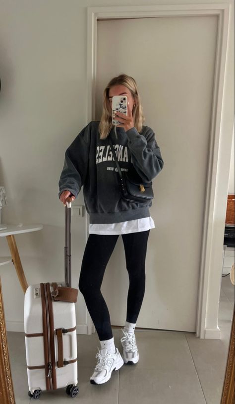 Casual Summer Athleisure, New Balance 530 Outfit, Leggins Outfit, Mode Converse, Sporty Chic Outfits, New Balance Outfit, Moda Curvy, Fashion Pic, Winter Fashion Outfits Casual