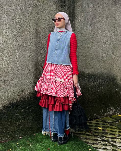 it‘s getting closer to weekend 🤝🏼🤝🏼🤝🏼 have a wonderful Fridaay from Ms. Krabs here 🦀 outfit deetz: denim top —— @callie.cotton plaid dress as a skirt —— @simonerocha_ denim skirt —— thrifted red skirt —— thrifted shoes —— @vans bag —— @dear__soesan . . . . . . . . outfit rotation. outfit repeater. layering style. modest fashion. semi maximalist. multiway fashion. casual look. vintage clothing. secondhand fashion. outfit inspo. style inspiration. spongebob inspired. mr krabs inspo. krab... Vintage Layered Outfits, Maximalist Casual Outfit, Maximalist Skirt, Skirt Layering Outfit, Maximalism Outfit, Ugly Outfit, Dress As A Skirt, Red Skirt Outfit, Maximalist Fashion Style