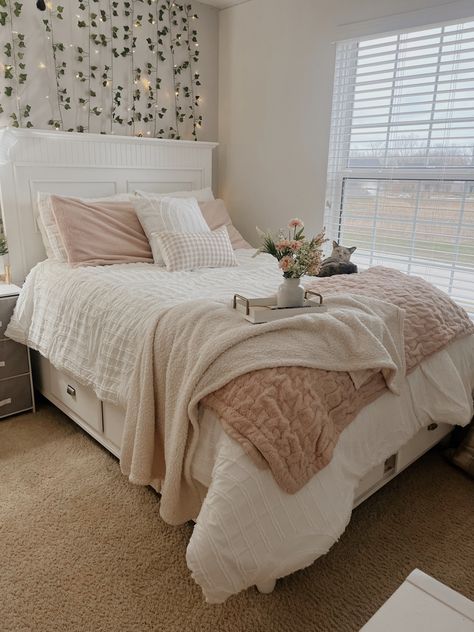 Dream Bedroom Inspiration, White Room Decor, Luxury Room Bedroom, Classy Bedroom, Room Redesign, Preppy Room Decor, Preppy Room, Redecorate Bedroom, Cozy Room Decor