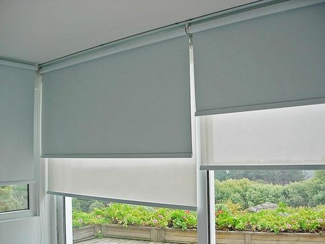 Guia: Cómo elegir las cortinas adecuadas para tu casa Roller Shades Living Room, Cortina Roller, Best Blinds, Curtain Store, Drapes And Blinds, Plain Curtains, Honeycomb Blinds, Black Out, Window Dressings