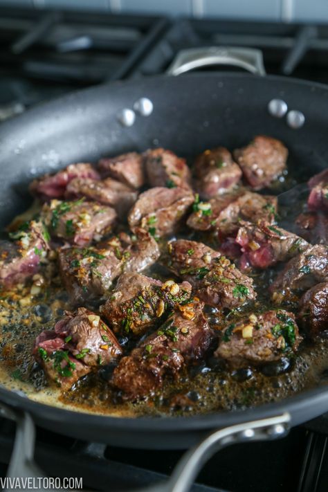 Steak bites with garlic and butter Top Steak Recipes, Bear Steak Recipes, Beef Wagyu Recipe, Wagyu Beef Recipes, Wagyu Steak Recipe, Angus Steak Recipes, Strip Steak Cast Iron Skillet, Black Angus Steak Recipes, Boneless Steak Recipes