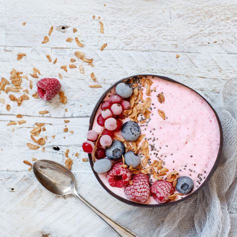 Very berry smoothie bowl Wahls Diet, Berries Smoothie, Wahls Protocol, Pomegranate Smoothie, Wild Berries, Coconut Bowl, Smoothie Bowl Recipe, Smoothie Bowls, Berry Smoothie