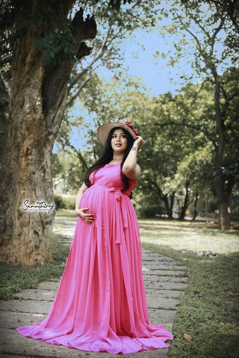 Maternity Outfits For Photoshoot Indian, Maternity Outfit For Photoshoot, Maternity Shoot Couples Outfit, Pregnancy Photo Shoot Outfits, Maternity Shoot Dresses Gowns, Dresses For Maternity Photoshoot, Maternity Suit Photoshoot, Metarnaty Photoshoot, Maternity Shoot Poses Mom