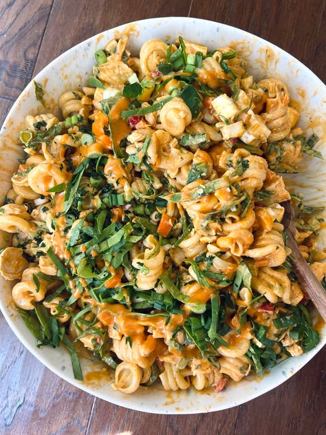 Buffalo Chicken Pasta Salad - Natalie Mason Buffalo Pasta, Buffalo Chicken Pasta Salad, Buffalo Chicken Pasta, Chicken Fresh, Salad Inspiration, Chicken Pasta Salad, Healthy Bowls, Primal Kitchen, Yummy Salad Recipes