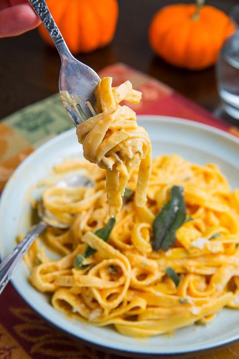 Pumpkin Goat Cheese Fettuccine Alfredo with Crispy Fried Sage Pumpkin Goat Cheese, Fried Sage, Sage Recipes, Savory Pumpkin Recipes, Cheese Pumpkin, Fettuccine Alfredo, God Mat, Spaghetti Squash, Pumpkin Recipes