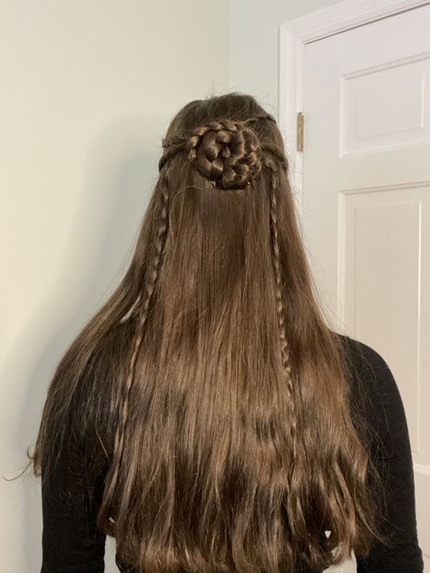 Game Of Thrones Hair Sansa, Braided Hairstyles Game Of Thrones, Easy Renisance Hair, Game Of Thrones Hair Styles, Sansa Hairstyles, Game Of Thrones Inspired Hair, Sansa Stark Hairstyle, Sansa Stark Outfits, Hairstyles Game Of Thrones