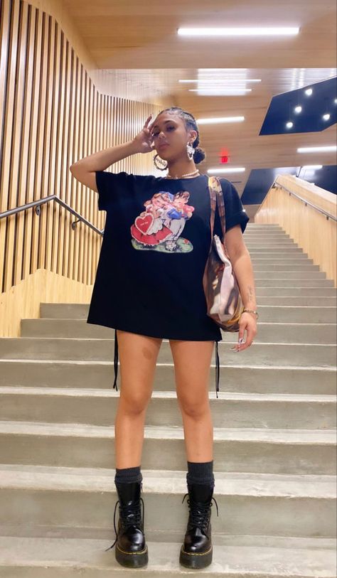 Big Tshirt Outfit Oversized Tee, Graphic Tee Outfit Black Women, Big Tshirt Outfit, Big T Shirt Outfits, Tee Shirt Dress Outfit, Oversized Tee Outfit, Oversized Outfits, Cute College Outfits, Big T Shirt