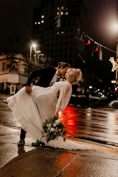 Night time photography 🚦🚦 Nighttime Engagement Photos, Night Shoot, Night Time Wedding, Night Time Photography, Wedding Shooting, Time Photography, Night Shot, Editorial Wedding, Wedding Shots