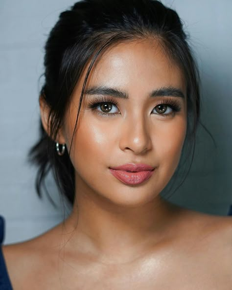 Simple Morena Makeup, Tan Skin Makeup Asian Wedding, Soft Glam Makeup Morena, Filipina Eye Makeup, Natural Makeup Looks Tan Skin, Light Glam Bridesmaid Makeup, Filipino Makeup Looks Wedding, Make Up For Morena Skin Filipina Wedding, Simple Makeup For Graduation Pictorial