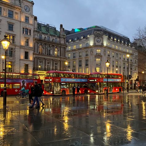 England Rainy Day, Exploring City Aesthetic, Life In London Aesthetic, Studying In London, London Scenery, London England Aesthetic, Autumn London, London Autumn, London Streets