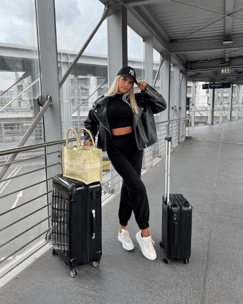 30 Stylish and Comfortable Airport Outfit Ideas To Try Outfit Aeroport, Comfy Cute Airport Outfit, Classy Airport Outfit, Comfortable Airport Outfit, Southern Phrases, Cute Airport Outfit, Airport Outfit Ideas, Comfy Airport Outfit, Airport Outfit Summer