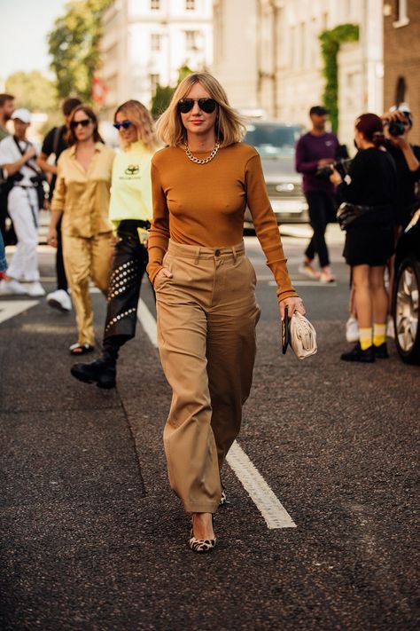 The Best Street Style From London Fashion Week - Page 2 | British Vogue Lisa Aiken, Mode Dope, Vogue Photographers, T Shirt Branca, London Fashion Week Street Style, London Fashion Weeks, Peter Lindbergh, Moda Paris, La Fashion Week