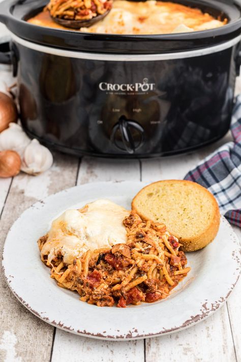 Slow Cooker Baked Spaghetti - The Suburban Soapbox Easy Crockpot Pasta, Easy Baked Spaghetti Recipe, Easy Baked Spaghetti, Crockpot Pasta Recipes, Beef Pasta Recipes, Baked Spaghetti Recipe, Crockpot Pasta, Slow Cooker Baking, Slow Cooker Dinner Recipes