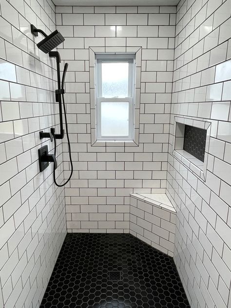 Scandinavian Small Bathroom, Small Bathroom Farmhouse, White Subway Tile Shower, White Subway Tile Bathroom, Black Tile Bathrooms, Black And White Tiles Bathroom, White Tile Shower, Bilik Air, Subway Tiles Bathroom