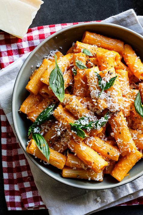 Easy tomato cream rigatoni - Simply Delicious Cooking Cabbage, Burger Vegetarian, Sandwich Vegetarian, Rigatoni Recipes, Pasta Fatta In Casa, Salad Pasta, Makanan Diet, Dinner Inspiration, Think Food