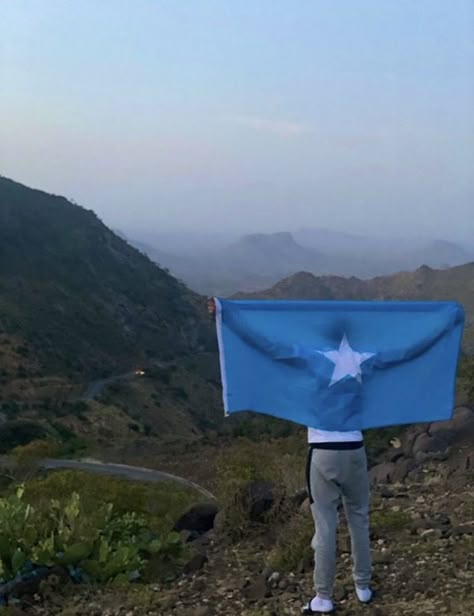 A man waving the somali flag at Sheikh Mountains in Somalia 🇸🇴 #somali #somalia Somali Flag Aesthetic, Mss Somali, Somali Culture Aesthetic, Somali Flag Art, Somali Flag Wallpaper, Somalia Aesthetic, Somali Aesthetic, Xavi Alonso, Somali Flag