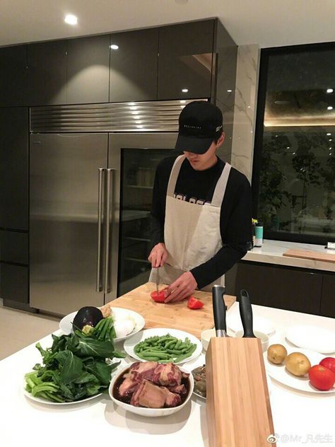 Get a man Who can cook lol Kore Ulzzang, Ulzzang Korea, Foto Top, Man Cooking, Couple Cooking, Oh My Goddess, Wu Yi Fan, Cute Asian Babies, 17 Kpop